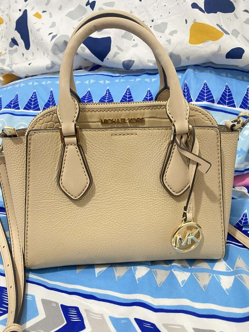 Michael Kors Daria 2 in 1 sathel (Category: Luxury Bags & Wallets) located in Rizal. Submitted by dresscode25.1 (Listing ID 1425868545, Image 1). Description: legit💯💯 2 in 1 sling minimal sign of usage only very presentable pa po talaga.