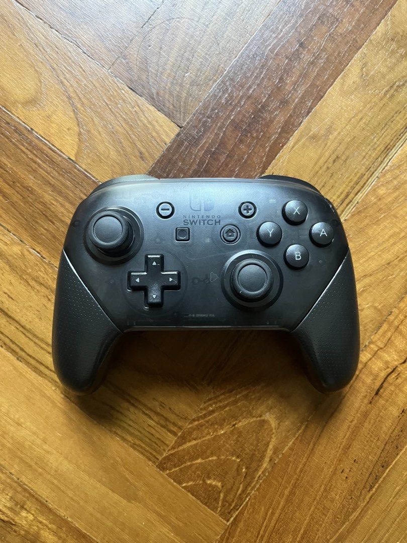 Nintendo Switch Controller (Category: Controllers) located in Singapore. Submitted by matmayer (Listing ID 1425900261, Image 1). Description: In excellent condition. Comes as is..