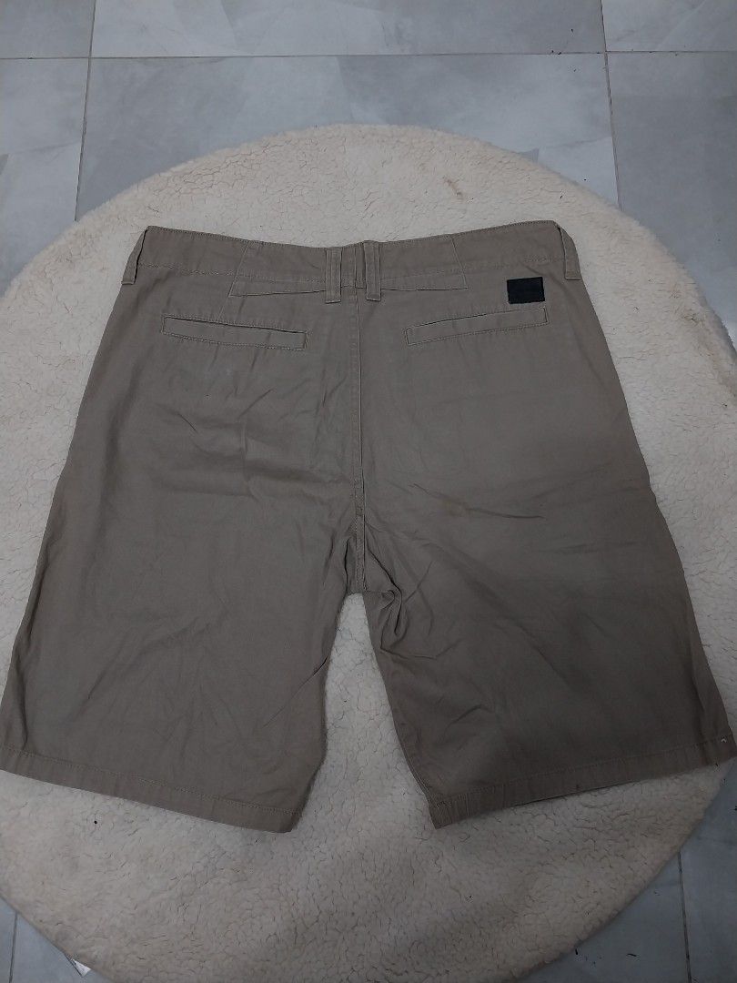 Oakley Regular Fit Shorts (Category: Shorts) located in Malaybalay. Submitted by markdaumar08466 (Listing ID 1425916836, Image 2). Description: Oakley shorts in a neutral color. Features a regular fit. The shorts have pockets on the front and back. The tag indicates the brand and size. A versatile piece suitable for casual wear..