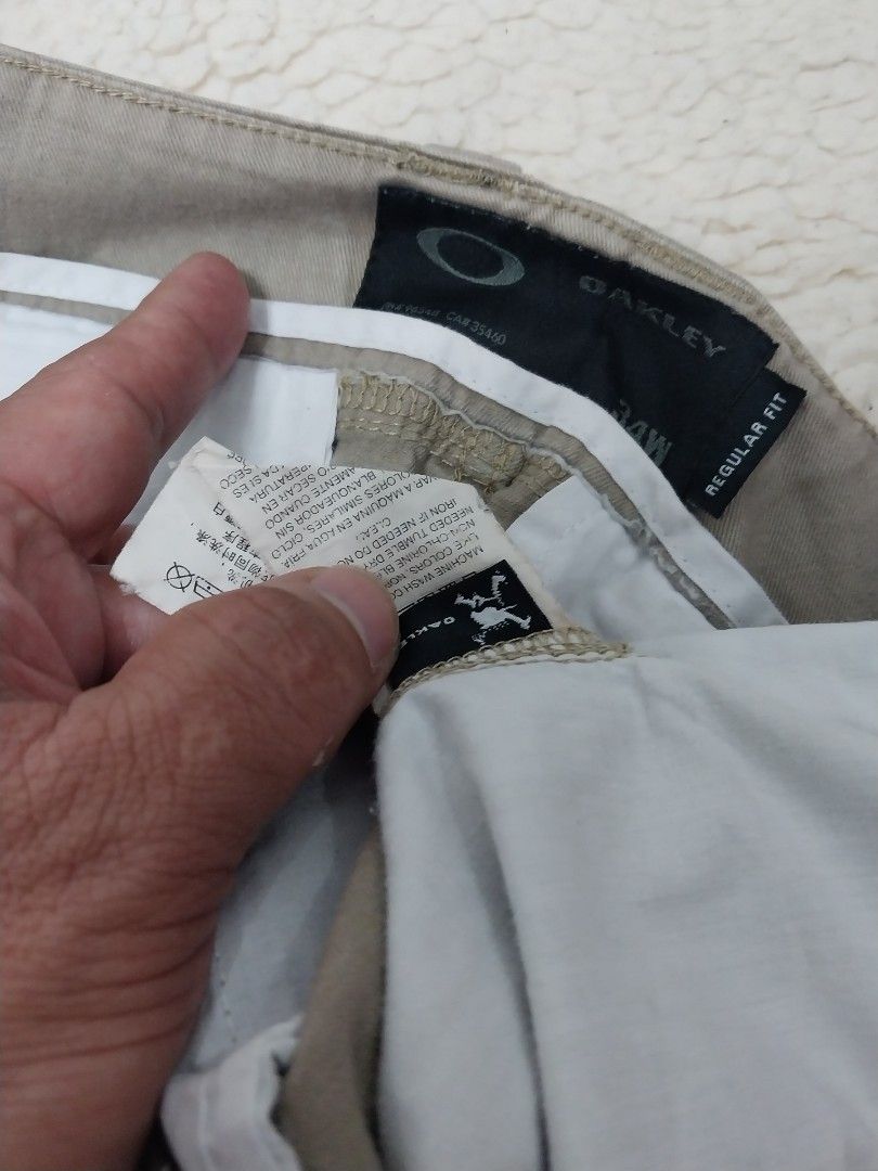 Oakley Regular Fit Shorts (Category: Shorts) located in Malaybalay. Submitted by markdaumar08466 (Listing ID 1425916836, Image 3). Description: Oakley shorts in a neutral color. Features a regular fit. The shorts have pockets on the front and back. The tag indicates the brand and size. A versatile piece suitable for casual wear..