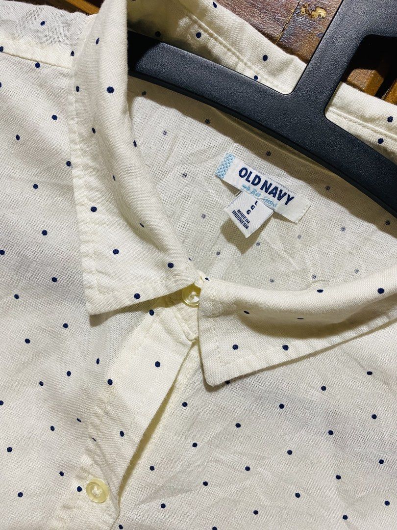 OLD NAVY (Category: Tshirts & Polo Shirts ) located in Baguio. Submitted by vanity_kimo (Listing ID 1425882692, Image 2). Description: - Brand: OLD NAVY - Size: L - Color: Cream with polka dots - Condition: Good - Design: Button-down shirt with a single pocket - Style: Versatile for casual or semi-formal wear.