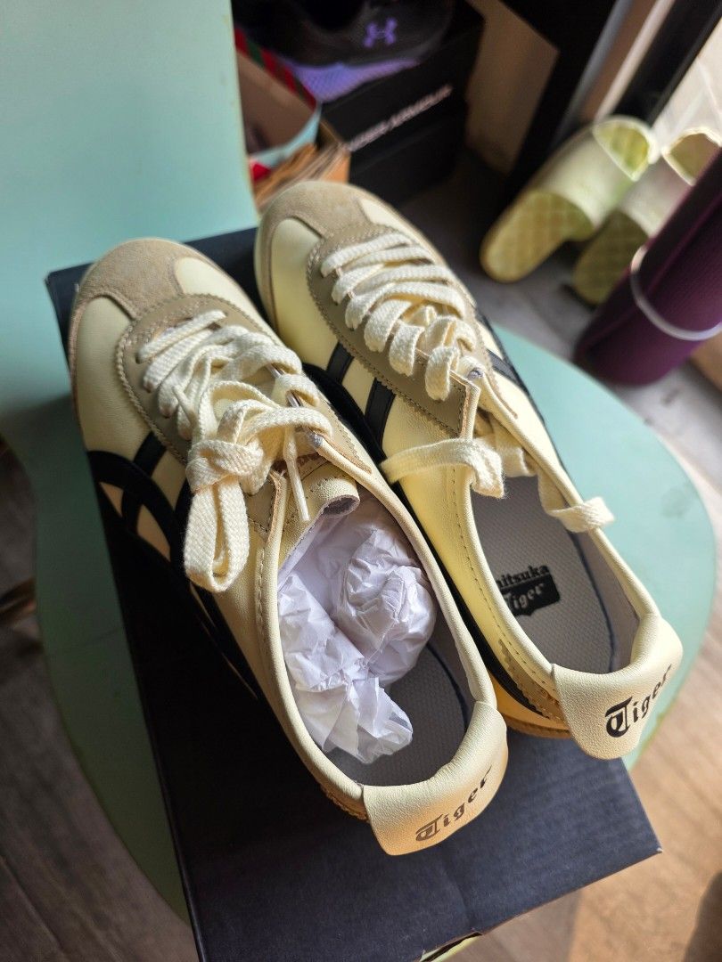Onitsuka Tiger Mexico 66 Unisex (Category: Sneakers) located in Manila. Submitted by jinniecake (Listing ID 1425911279, Image 2). Description: Onitsuka Tiger Mexico 66 Ivory Black Size: US 7, Eur 8 (see pic) Bought from Japan last Feb 2025 With minimal marks on the suede area. See picture. Brand new RFS: Have other shoes na mas pinipick ko for daily use..