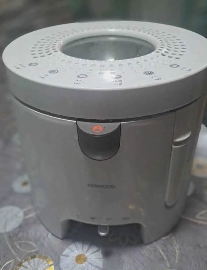 Original Kenwood Deep Fryer (Category: Fryers) located in Marikina City. Submitted by linvmacayan (Listing ID 1425920936, Image 1). Description: Original Kenwood Deep Fryer 1kg Capacity 9.5/10. Makinis. No discoloration or issue 1x lng nagamit Fortune, Marikina.