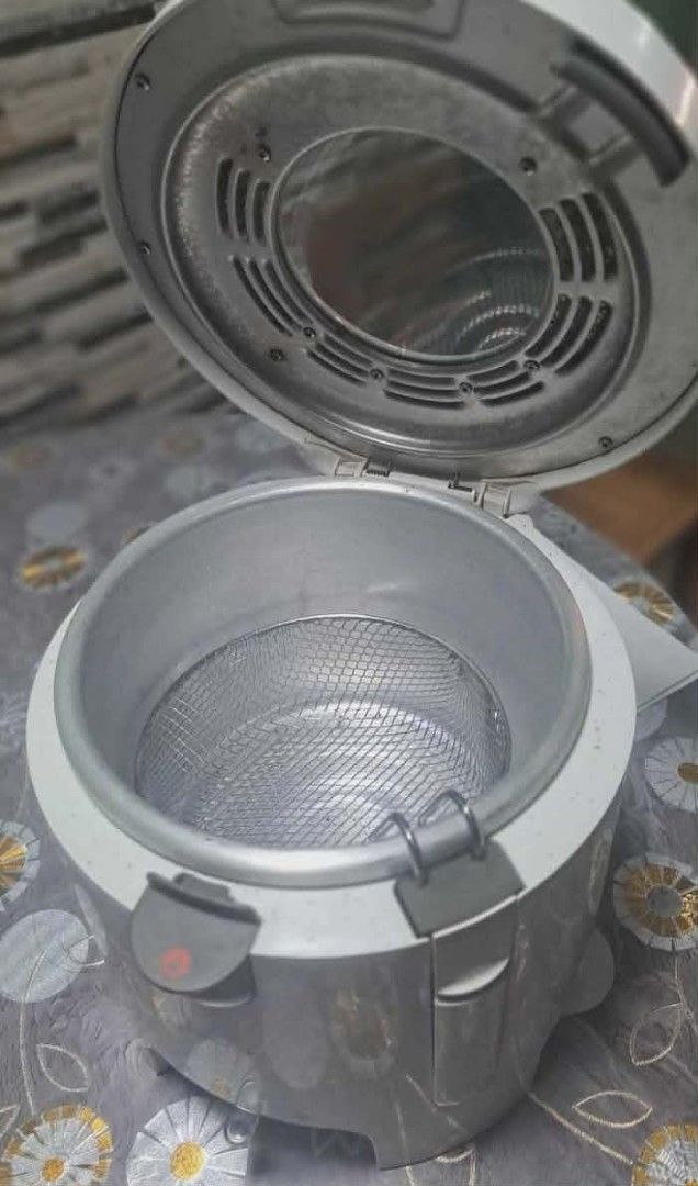 Original Kenwood Deep Fryer (Category: Fryers) located in Marikina City. Submitted by linvmacayan (Listing ID 1425920936, Image 3). Description: Original Kenwood Deep Fryer 1kg Capacity 9.5/10. Makinis. No discoloration or issue 1x lng nagamit Fortune, Marikina.
