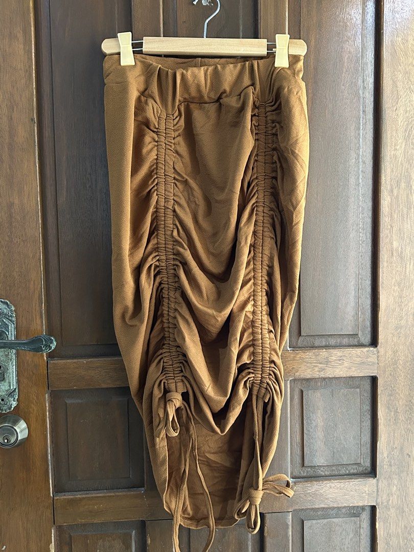 PLUS SIZE PRELOVED CLOTHES: Brown casual coordinates (Category: Sets or Coordinates) located in Paranaque City. Submitted by dahlias_shop18 (Listing ID 1425988466, Image 3). Description: PLUS SIZE PRELOVED CLOTHES: Brown casual coordinates ₱200 Almost new. Once used. Kasya both XL to XXL. Super duper stretchy kasi dahil may tali sa unahan (upper) and sa palda adjustable length dahil rin sa tali (lower) Sa orange app ko sya binili pero matagal na: