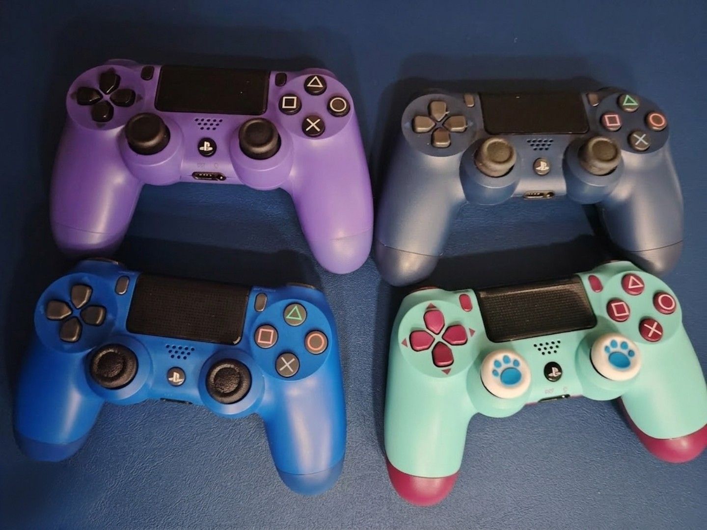 PS4 Controller (Category: Controllers) located in Singapore. Submitted by rock98397 (Listing ID 1422700385, Image 1). Description: Each 25$.