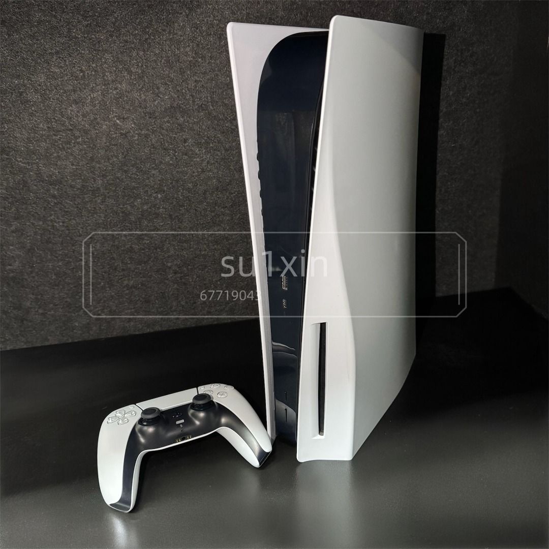 PS5光碟版 💓跟一個手掣 💓 一個月保養~~ # PS5 PS5Pro PS5Slim Pro Slim Sony PlayStation 光碟版 數碼版 數位版 （分類：PlayStation）位於 Hong Kong。 由 su1xin 提交（商品編號 1425983765，圖片 3）。簡介： 📍 深水埗實體店交收 🕒 每日 14:00–22:00 💬 有任何問題歡迎查詢，我會盡快回覆。 ✅ 商品已完成測試，功能正常 ✅ 歡迎到店親身測試，確認無誤先成交 ✅ 一個月保養 ✅ 可即日安排順豐（運費到付）。