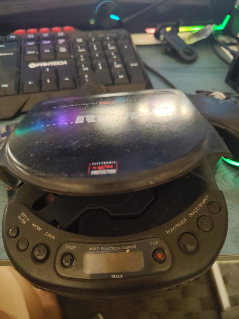 RCA Portable CD Player (Category: Portable Music Players) located in San Juan City. Submitted by jpresby (Listing ID 1425870501, Image 2). Description: found this on old stash untested since I have no CDs anymore buy at your own risk.