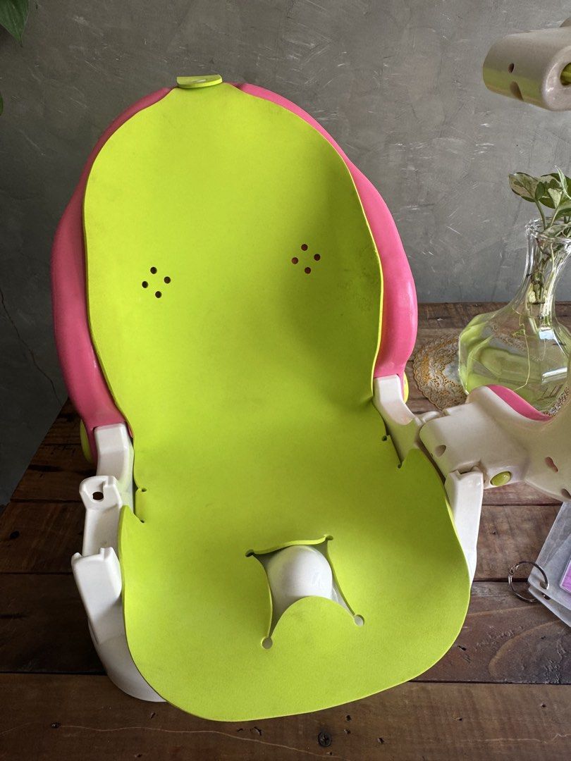 Richell Baby Bath Seat (Category: Bathtub & Bath Accessories) located in Calamba. Submitted by ericajoycemasi (Listing ID 1425837195, Image 2). Description: Richelle Reclining bath chair 2months upto 24months 😊.