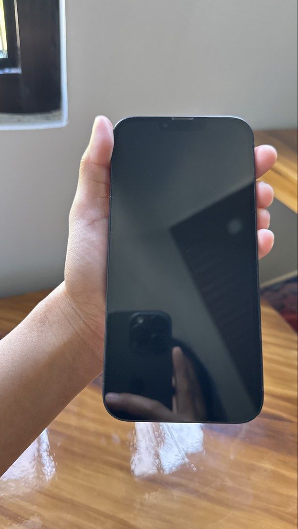 RUSH iPhone 14plus 256gb (Category: iPhone 14 Series) located in Bulacan. Submitted by carlakilla (Listing ID 1425861530, Image 2). Description: 78% Battery health Honest issue: sira charging pin, 3,500 daw pagawa Charge via magsafe charger No box. Unit and magsafe charger only.