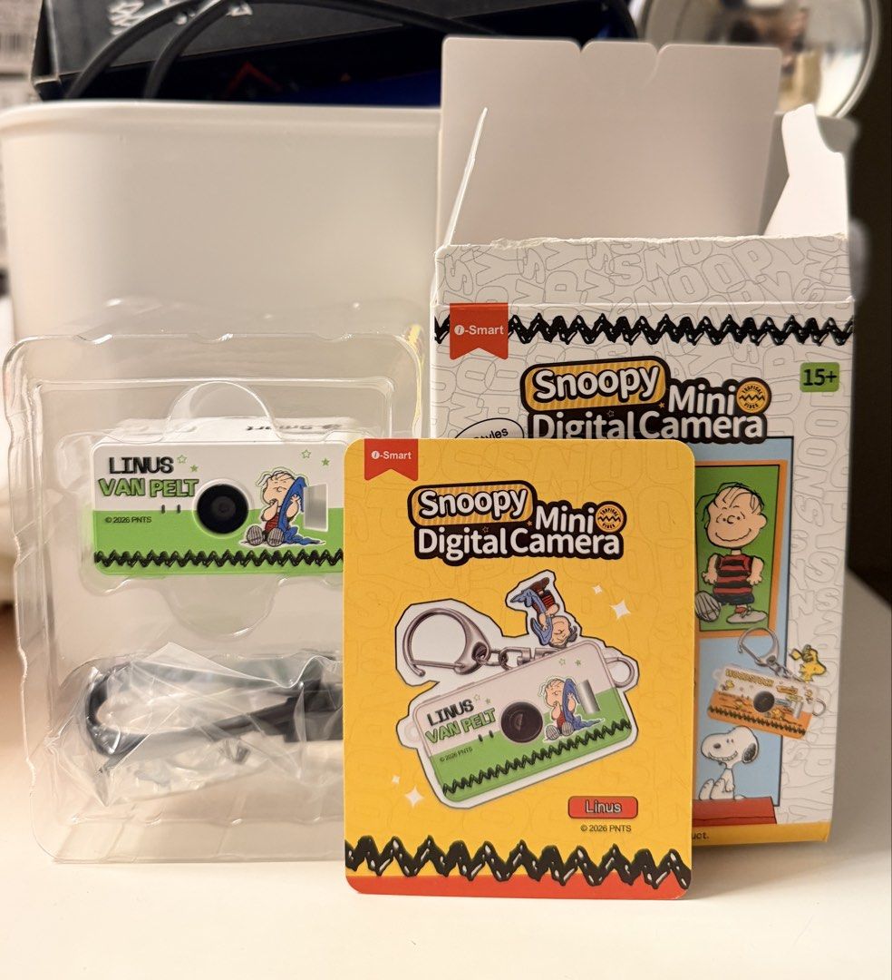 Snoopy Mini 數碼相機 （分類：相機）位於 Hong Kong。 由 michelle2811248 提交（商品編號 1425841346，圖片 1）。簡介： 這是一款Snoopy Mini數碼相機，印有Linus Van Pelt的卡通圖案。包裝盒上標有15+的年齡建議。相機附帶一條充電線。卡片上印有相機的鑰匙圈版本，並有Linus的字樣。。