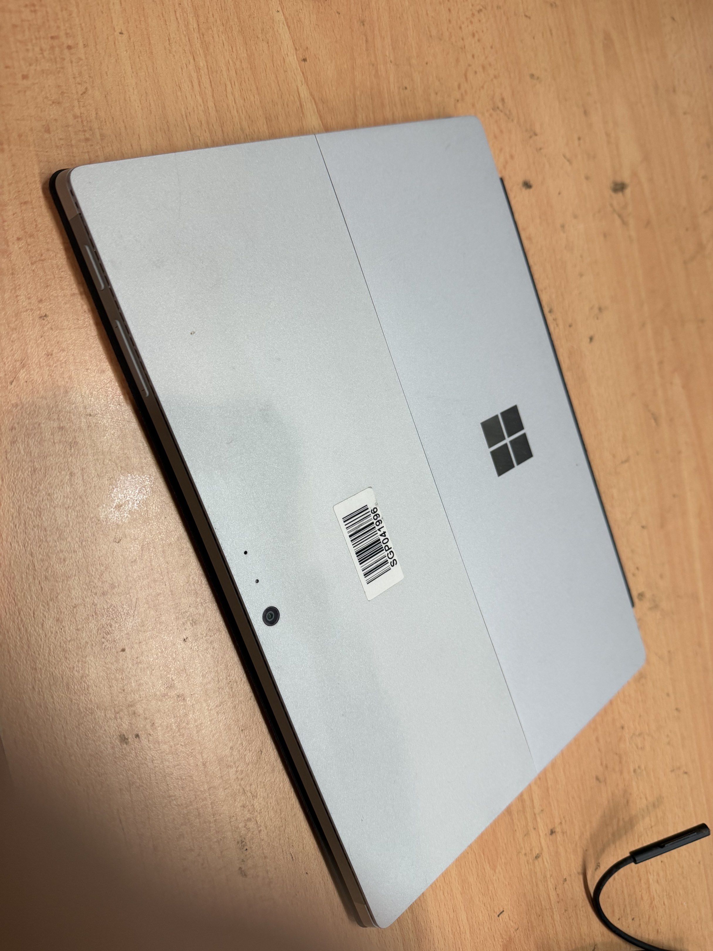 Surface (Category: Laptops & Notebooks) located in Singapore. Submitted by victoriacomputer (Listing ID 1425902205, Image 3). Description: .