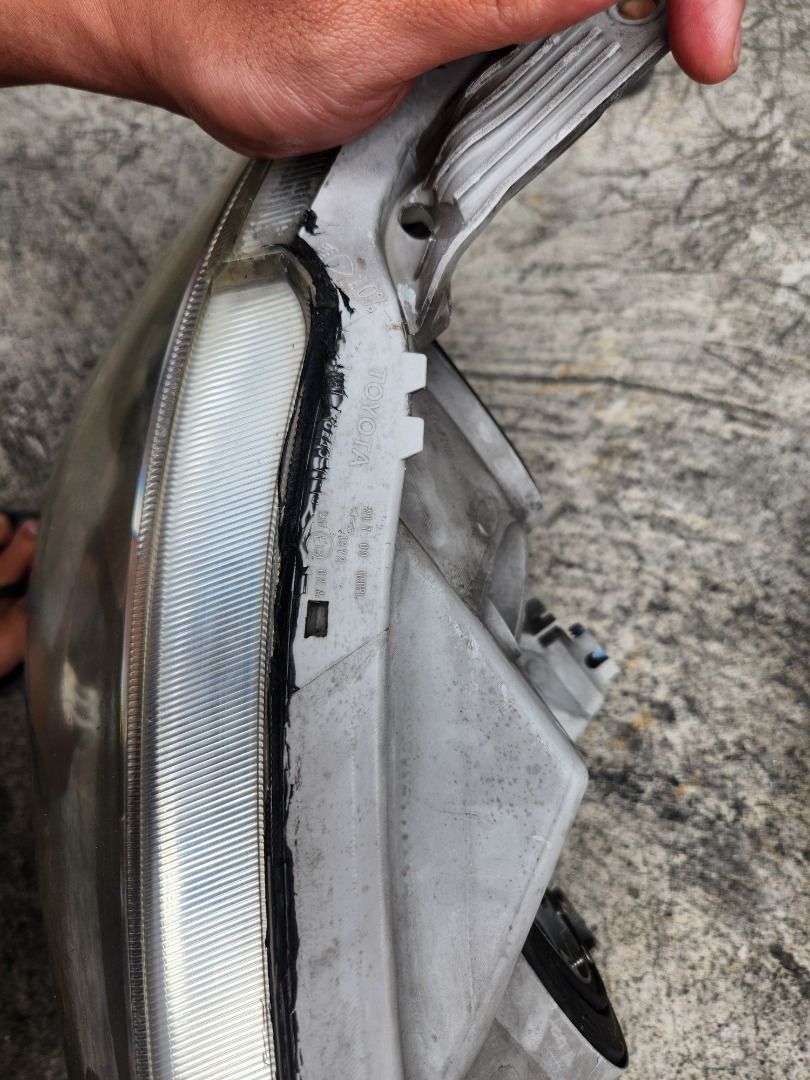Toyota Headlight (Category: Lightings, Horns, and other Electrical Parts and Accessories) located in Caloocan City. Submitted by pilot1111 (Listing ID 1425833897, Image 3). Description: For sale Fortuner h/L Gen 1 Issue sira isang tenga.