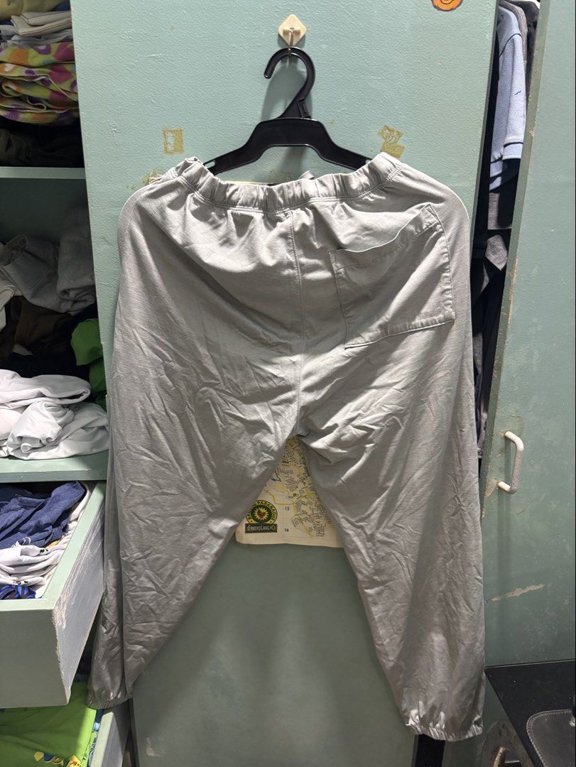 Uniqlo Airism Jogging pants (Category: Joggers) located in Paranaque City. Submitted by rafaelim (Listing ID 1425929123, Image 2). Description: sakto length for 5'7 - 5'8 - no issues - garterized waist section and leg holes .
