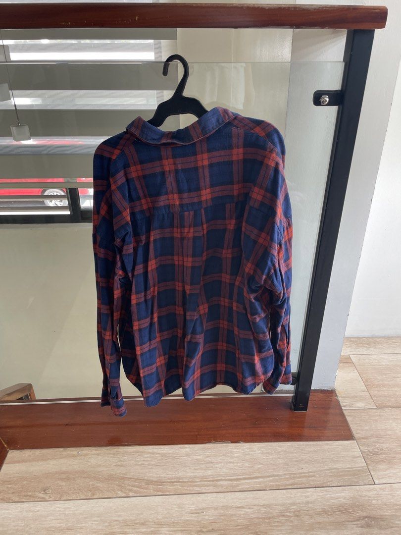 Uniqlo Plaid longsleeves (Category: Longsleeves) located in Las Pinas. Submitted by janabriz (Listing ID 1425887065, Image 2). Description: Oversized S-M.