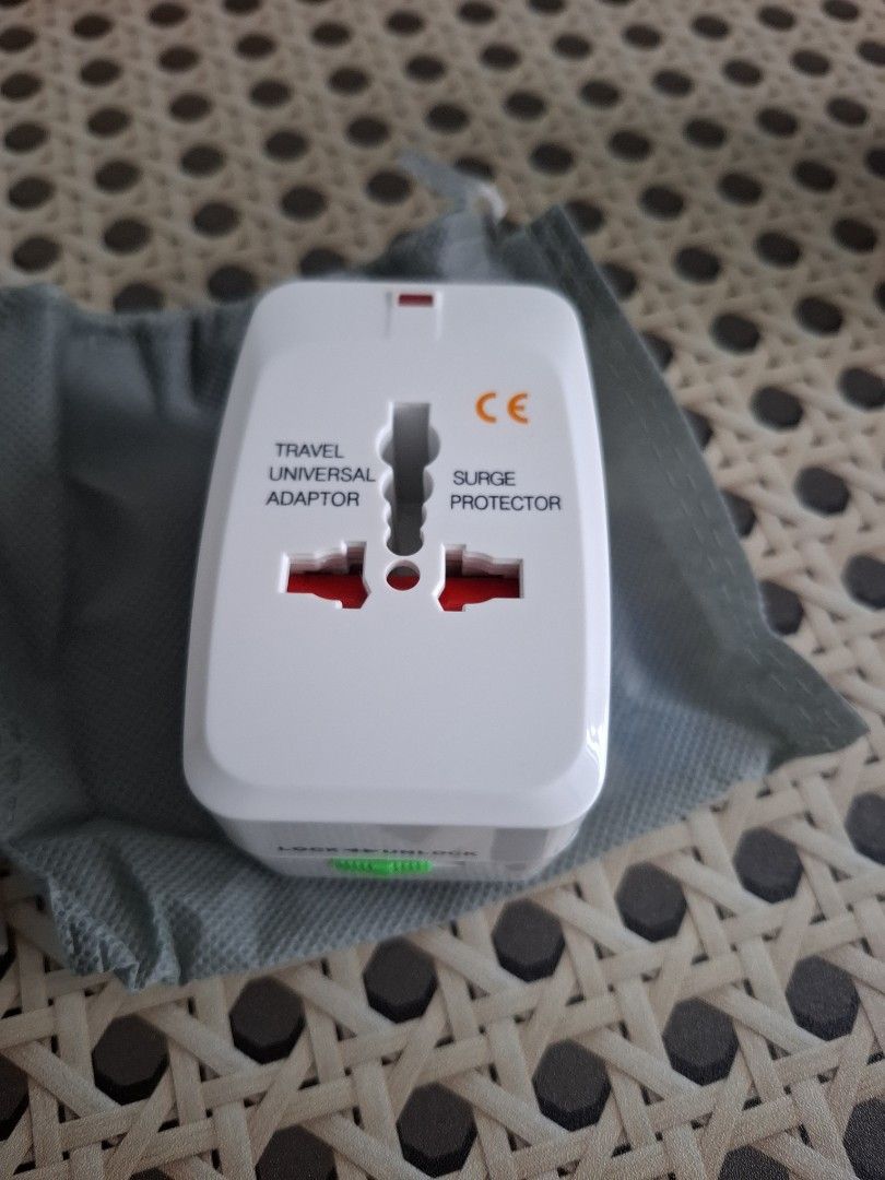 Universal Travel Adapter with USB Port405998314529771521