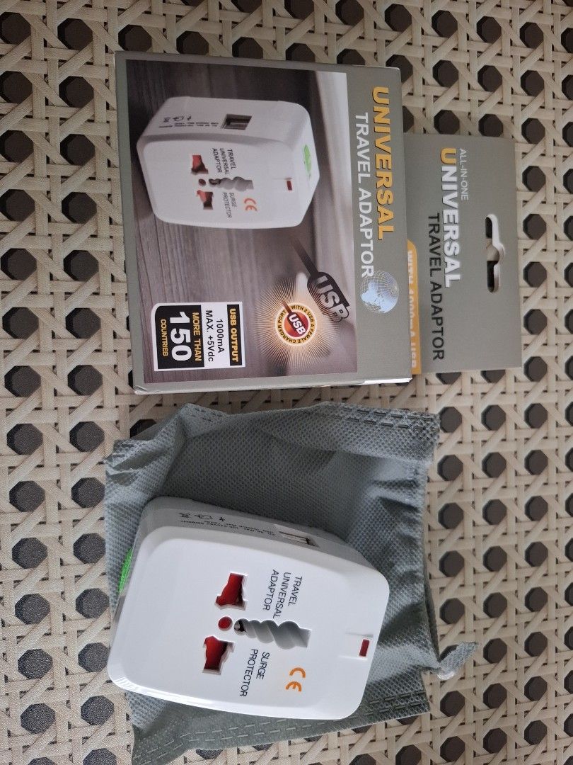 Universal Travel Adapter with USB Port405998314529771520
