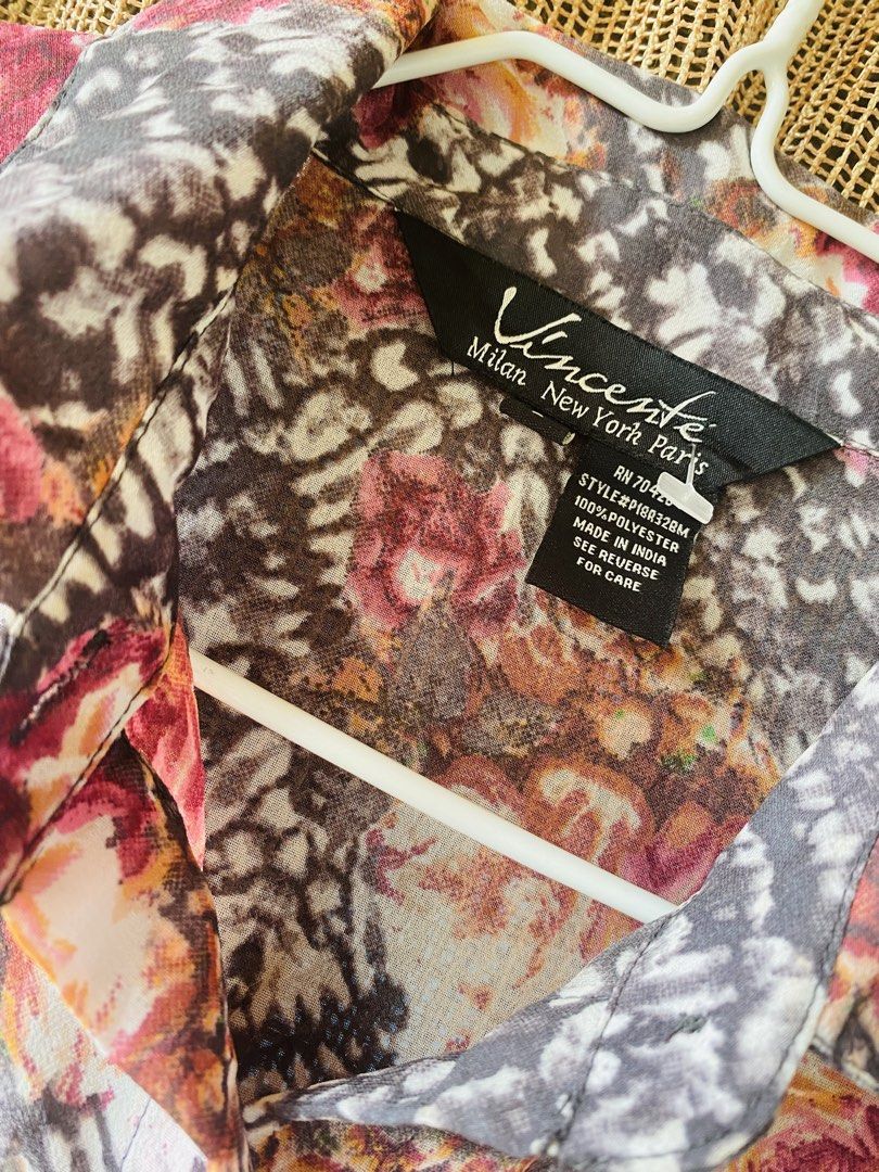 VINCENT BLOUSE (Category: Coats, Jackets and Outerwear) located in Baguio. Submitted by vanity_kimo (Listing ID 1425897106, Image 3). Description: - VINCENT BLOUSE - Size M - Floral print design - Versatile style.