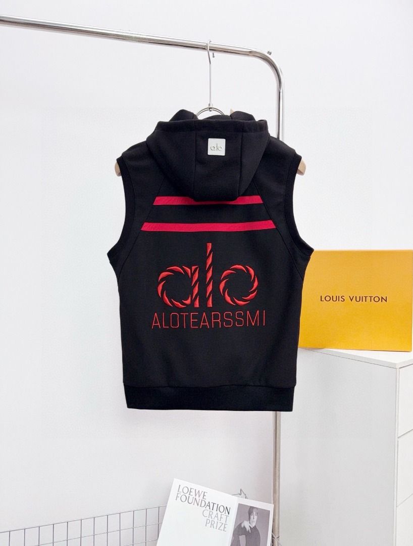 Alo men's hooded vest jacket (Category: Coats, Jackets and Outerwear) located in Pasay City. Submitted by maksybouze24304 (Listing ID 1426076152, Image 2). Description: .