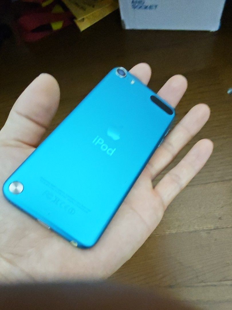 Apple iPod Touch 5th Generation - Blue