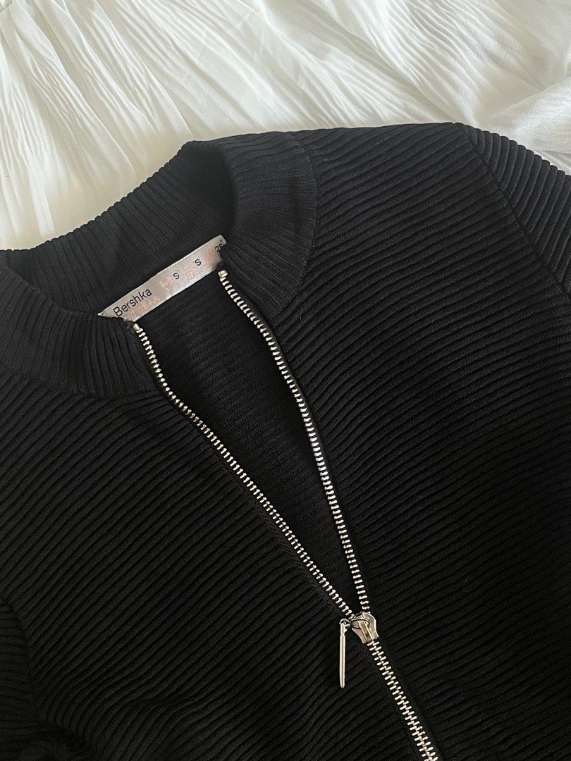 Bershka black long sleeve ribbed double zip (Category: Coats, Jackets and Outerwear) located in Binmaley. Submitted by jayeswtslf (Listing ID 1426088610, Image 2). Description: - this can fit xxs/xs/s since the arm part is tight - hugs ur body - message for ww ⭐️ .
