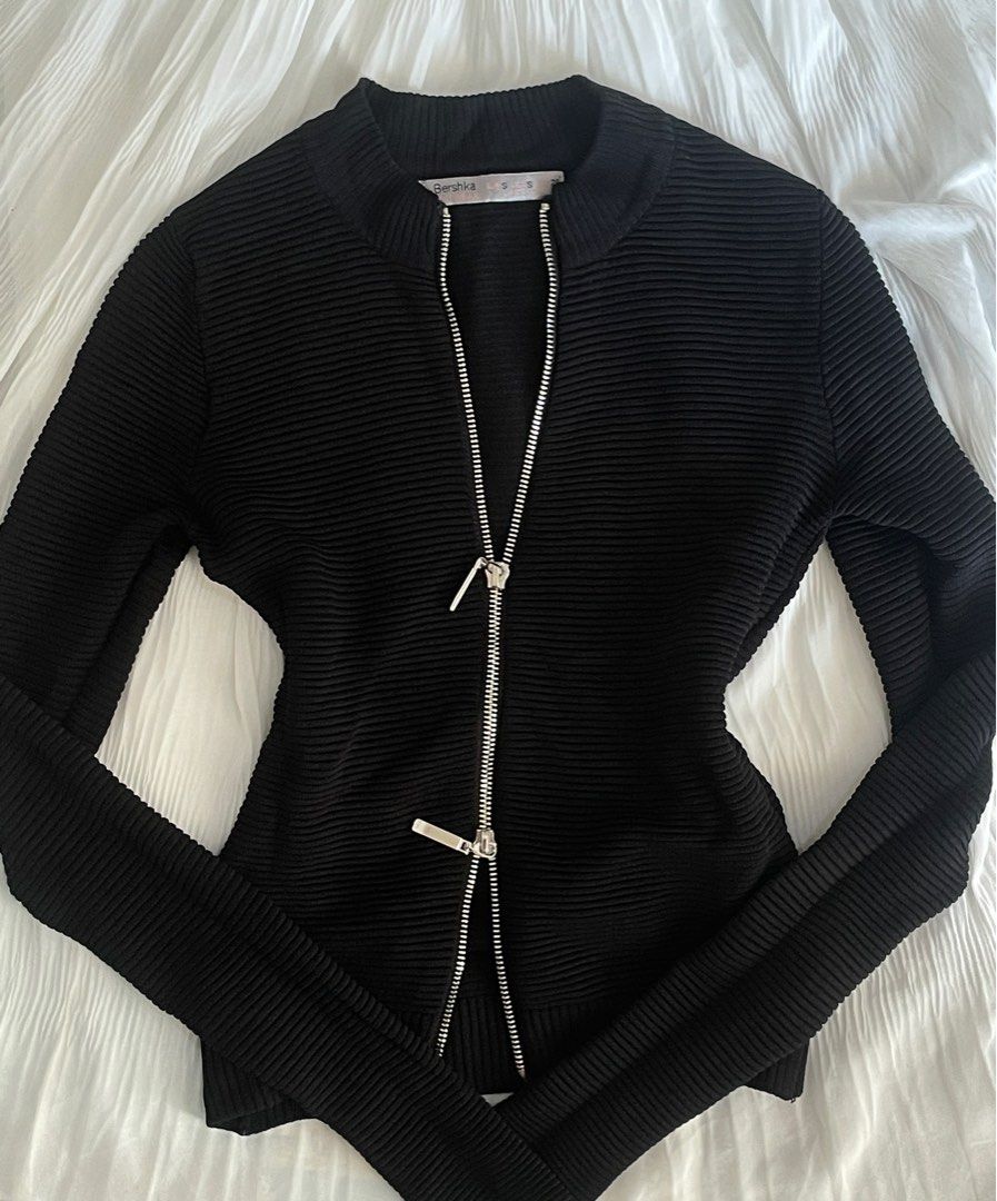 Bershka black long sleeve ribbed double zip (Category: Coats, Jackets and Outerwear) located in Binmaley. Submitted by jayeswtslf (Listing ID 1426088610, Image 1). Description: - this can fit xxs/xs/s since the arm part is tight - hugs ur body - message for ww ⭐️ .