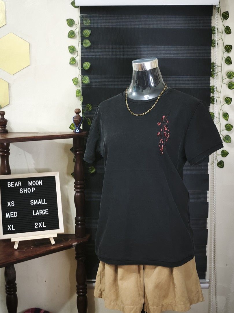 Black T-shirt with Red Design (Category: Tshirts & Polo Shirts ) located in Quezon City. Submitted by hoshi_0728 (Listing ID 1426049597, Image 1). Description: Black t-shirt with a small red design on the chest. The t-shirt is displayed on a mannequin. The available sizes are XS, Med, XL, Small, Large, and 2XL. The t-shirt is plain black with a simple design..
