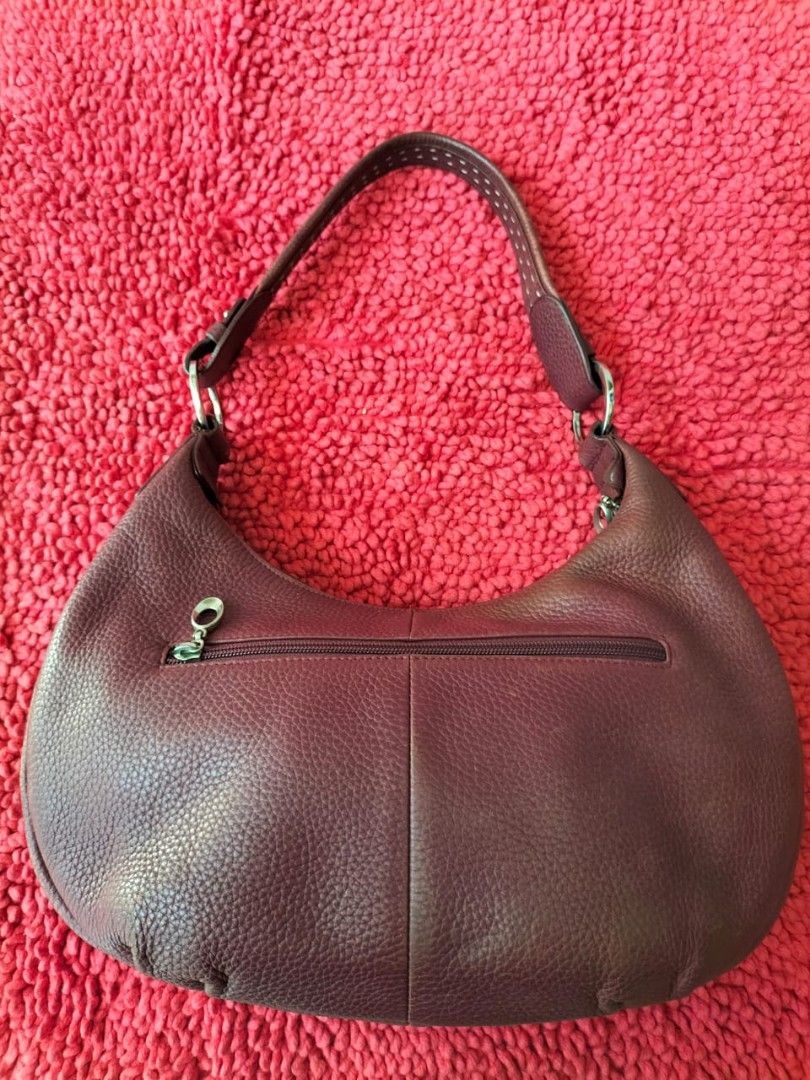 Broun buffel (Category: Shoulder Bags) located in Kuala Lumpur. Submitted by A.W.O.L.666 (Listing ID 1426028131, Image 1). Description: kesan pemakaian sahaje zip smua ok cod ampang.