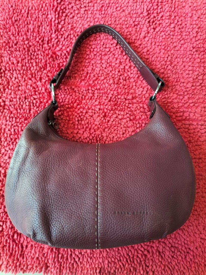 Broun buffel (Category: Shoulder Bags) located in Kuala Lumpur. Submitted by A.W.O.L.666 (Listing ID 1426028131, Image 2). Description: kesan pemakaian sahaje zip smua ok cod ampang.