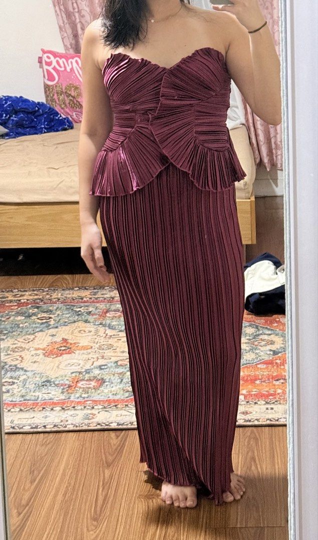 Burgundy 2-piece Dress (Category: Evening dresses & gowns) located in Quezon City. Submitted by cbldeclutters (Listing ID 1426032684, Image 2). Description: Love love this dress but it’s a little loose on me. :( My dimensions: Bust: 34 inches (36A) Waist: 29 inches Hips: 36 inches Never used! Just tried on. .