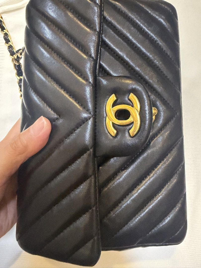 Chanel Mini Rec (Category: Luxury Bags & Wallets) located in Santiago. Submitted by realjoan (Listing ID 1426154618, Image 1). Description: Comes complete Series 21 Lambskin Slight Negotiable.