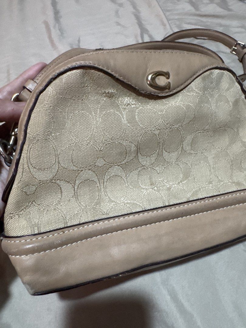 Coach Ivie Crossbody Bag (Category: Luxury Bags & Wallets) located in San Pablo. Submitted by ShopbyLiz (Listing ID 1426099383, Image 2). Description: Authentic coach Made in vietnam Has Signs of use Needs cleaning Pls refer to last 3photos for flaw Selling low due to the flaws No more hangtag .