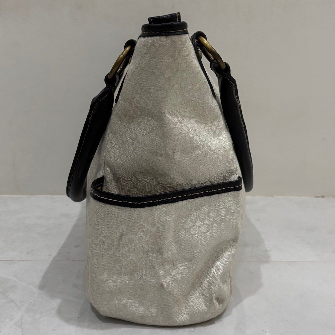 Coach soho shoulder bag (Category: Luxury Bags & Wallets) located in Cebu City. Submitted by florianmiral (Listing ID 1426156108, Image 3). Description: Coach soho shoulder bag Excellent condition Need wash only.
