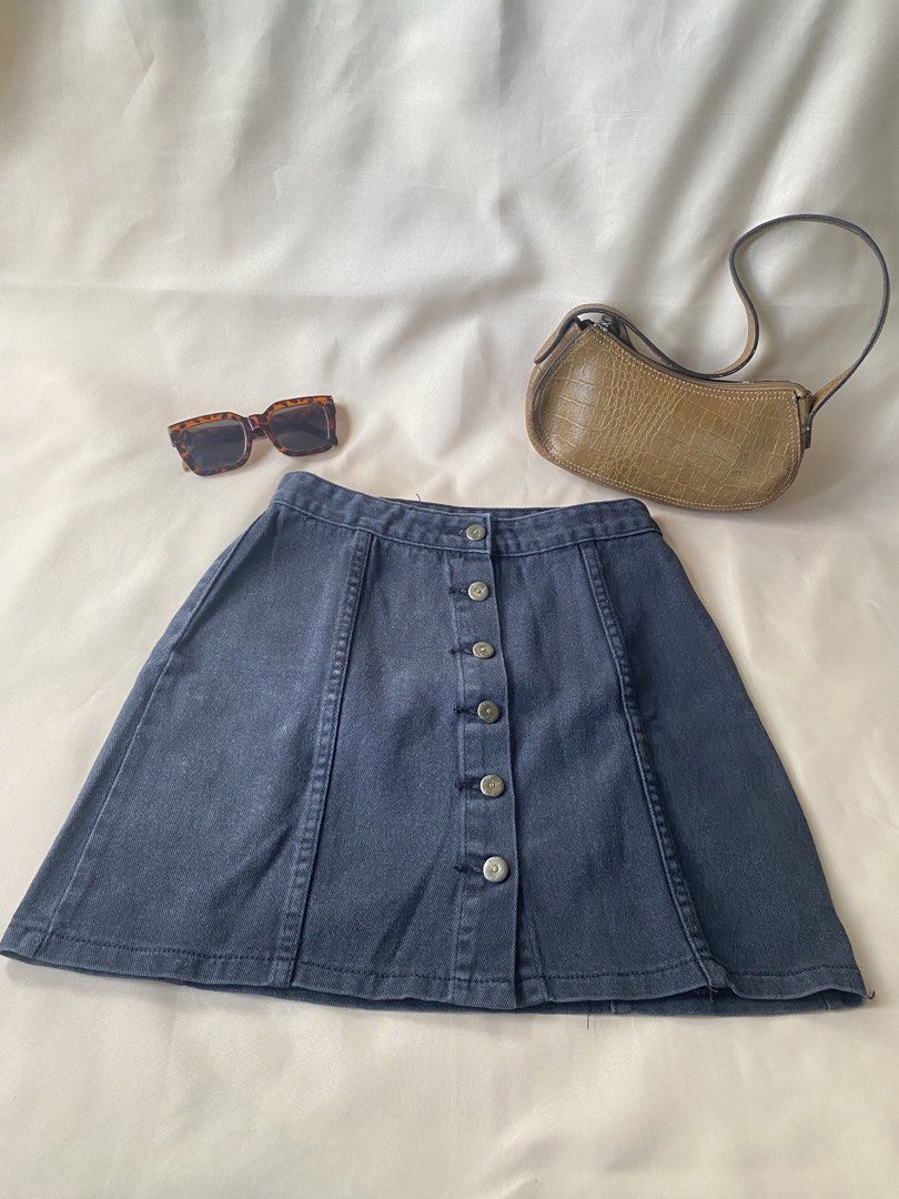 Button-Down Skirt (Category: Skirts) located in Tarlac. Submitted by rieselects (Listing ID 1426046489, Image 2). Description: Size (inches): Waist: 25 in Length: 15 in ✨ Details: • Handpicked preloved item • No major flaws unless stated 📍 Location: Tarlac, Philippines.