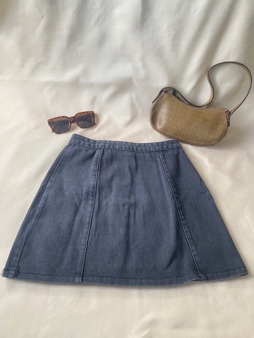 Button-Down Skirt (Category: Skirts) located in Tarlac. Submitted by rieselects (Listing ID 1426046489, Image 3). Description: Size (inches): Waist: 25 in Length: 15 in ✨ Details: • Handpicked preloved item • No major flaws unless stated 📍 Location: Tarlac, Philippines.