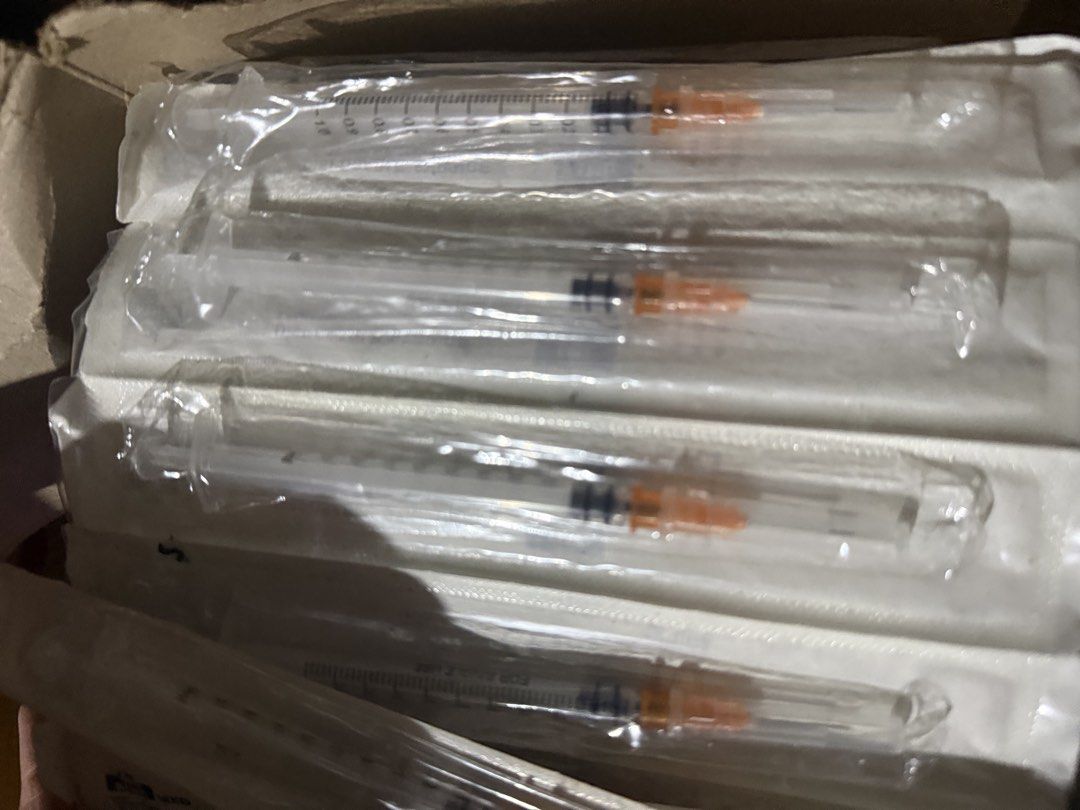 Disposable syringe (Category: Medical Supplies & Tools) located in Manila. Submitted by rheata225 (Listing ID 1426005238, Image 1). Description: .