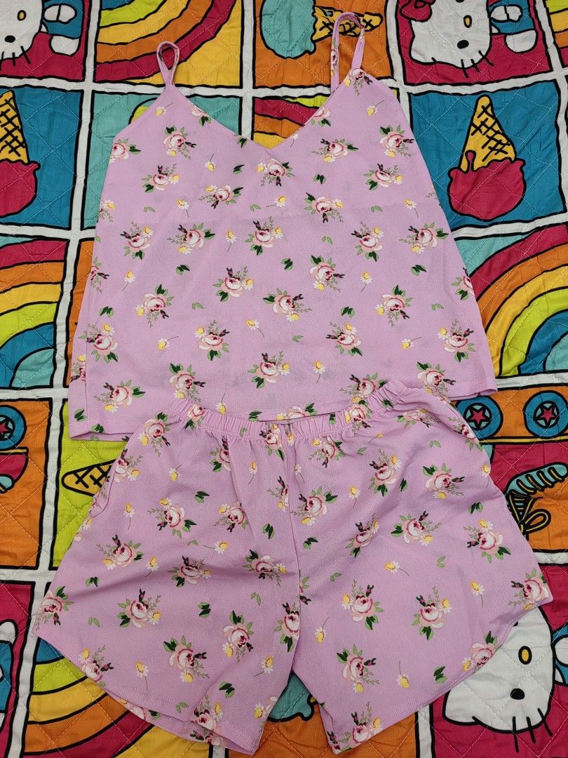 Floral Print Pajama Set (Category: Undergarments & Loungewear) located in Mexico. Submitted by kitty_go (Listing ID 1426061778, Image 1). Description: Fits up to large With 2 side pockets.