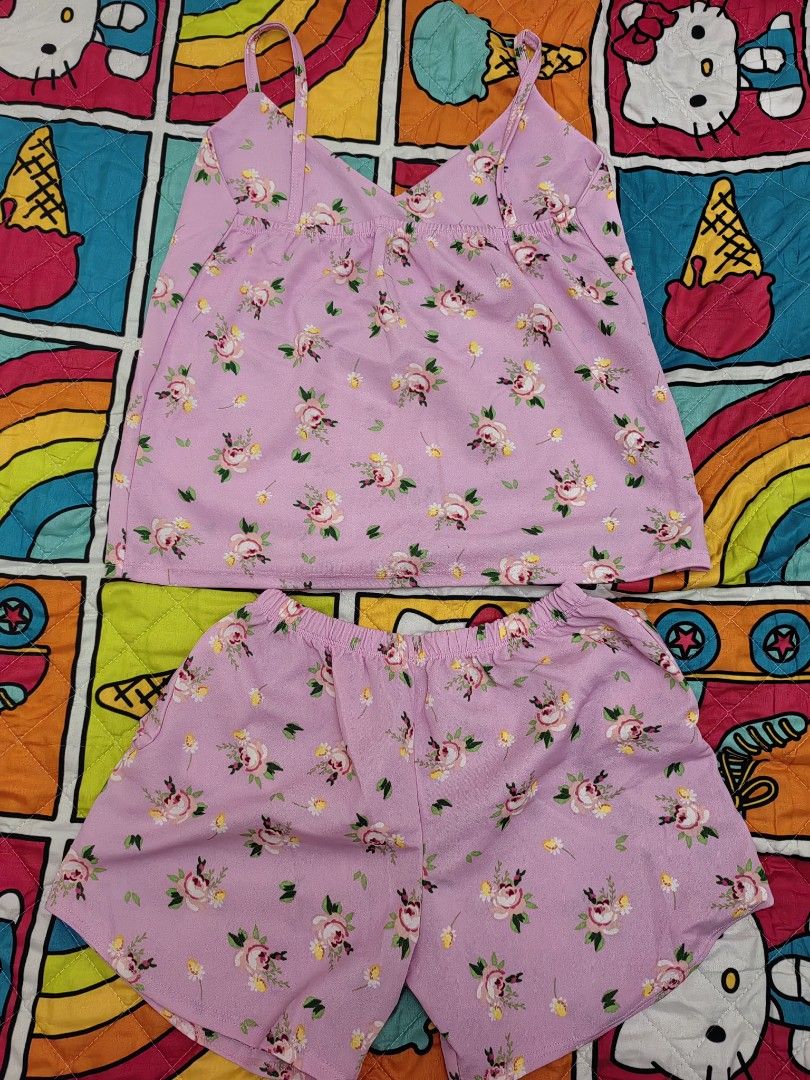 Floral Print Pajama Set (Category: Undergarments & Loungewear) located in Mexico. Submitted by kitty_go (Listing ID 1426061778, Image 2). Description: Fits up to large With 2 side pockets.
