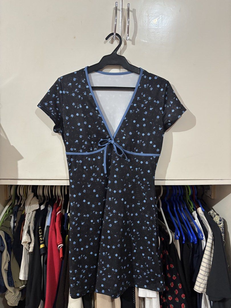 Floral V-Neck Dress (Category: Dresses) located in Paranaque City. Submitted by DPreloved_Online (Listing ID 1426116818, Image 1). Description: Never used S-Semi L.