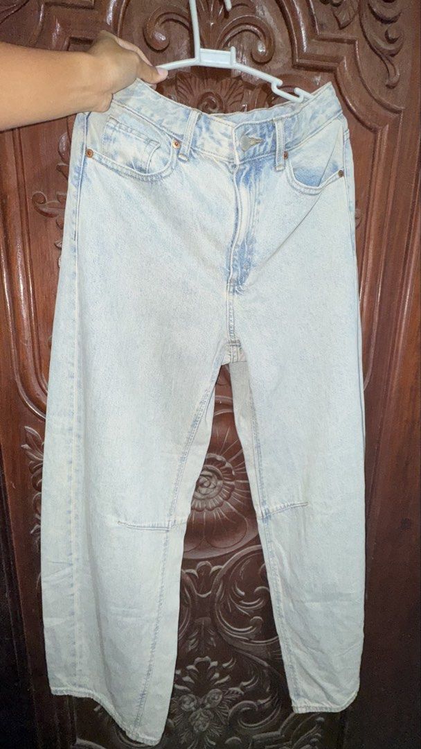 GU Light Wash Barrel Pants/Jeans - Size M (Category: Jeans) located in Pasig City. Submitted by getitfromg (Listing ID 1426082586, Image 3). Description: .