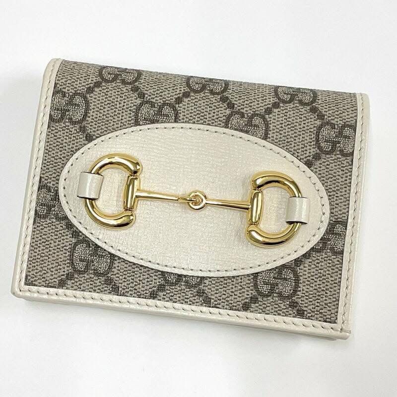 Gucci Horsebit 1955 Card Case Wallet (Category: Luxury Bags & Wallets) located in Imus. Submitted by yoruu23 (Listing ID 1426143028, Image 1). Description: Gucci Compact Wallet Original! For only 31,400 For those who interested please message me here or contact at 09911775094 For Delivery: Via lalamove, JNT or LBC (Buyer’s shoulder) .