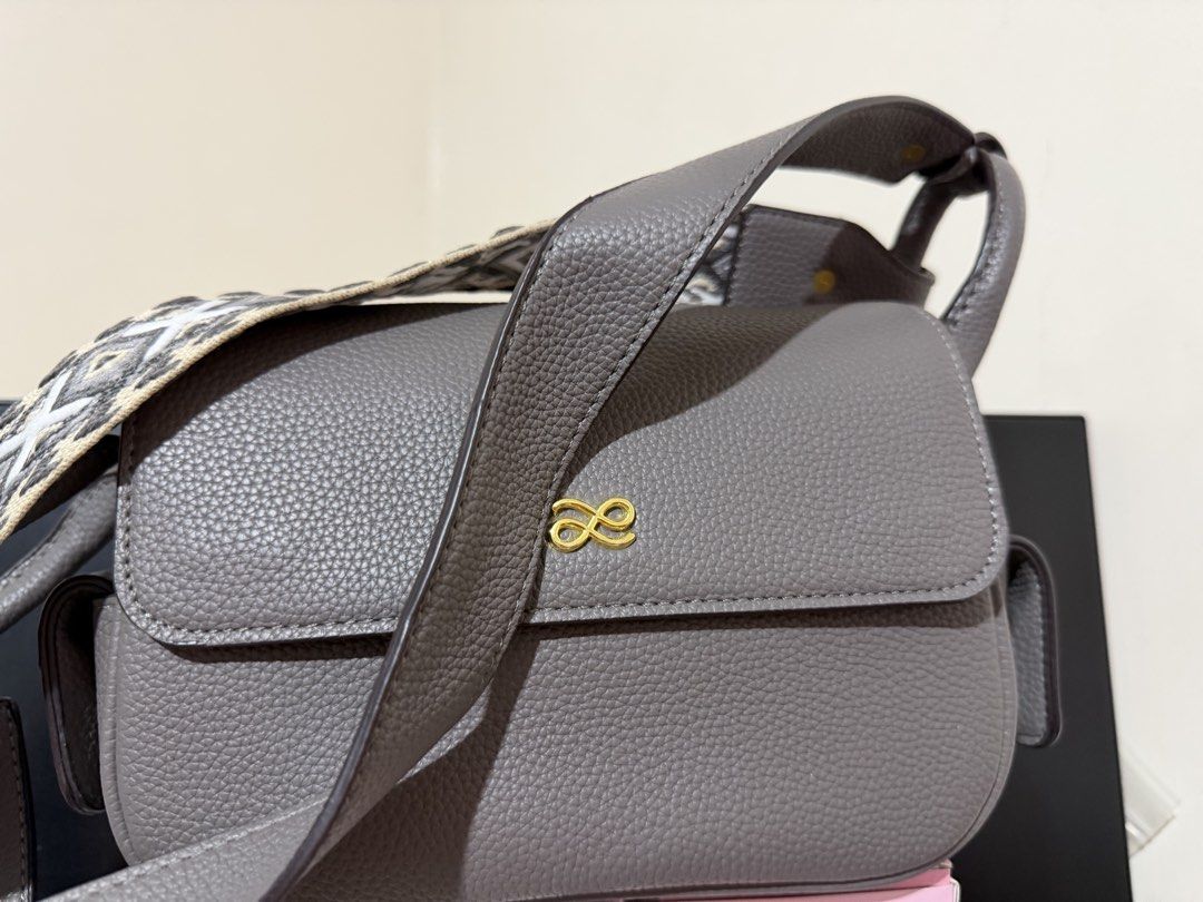 HOLB TEASURE 22 (Category: Cross-body Bags) located in San Fernando. Submitted by leonag (Listing ID 1426036354, Image 1). Description: Not OG.