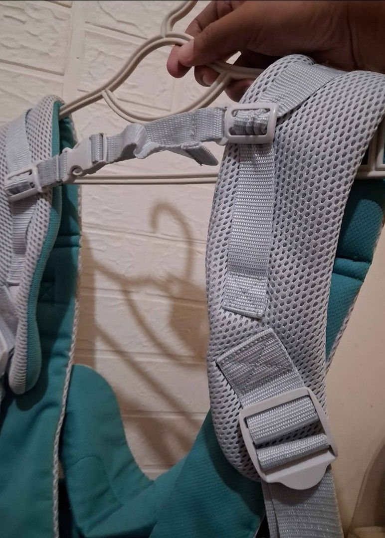 Infantino Baby Carrier (Category: Carriers & Slings) located in Manila. Submitted by mrm4u (Listing ID 1426098563, Image 3). Description: Infantino Flip 4-in-1 Light & Airy Convertible Carrier RFS: malaki na si baby, di na nagagamit.