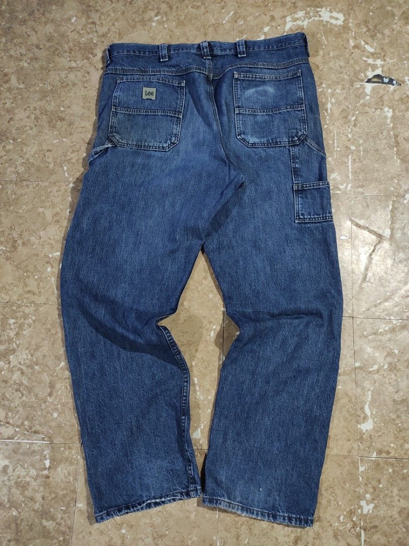 Lee Carpenter Loose Fit Jeans (Category: Jeans) located in Las Pinas. Submitted by jeusmanlangit (Listing ID 1426111036, Image 3). Description: -Authentic Lee loose fit jeans. -Features a classic five-pocket design with a straight leg. - The jeans are a medium wash blue. The size is 40x34. Made from 100% cotton. -The jeans have the Lee logo patch on the back pocket. DIMES: W: 40 L: 46 NO ISSUE 900 PESOS LANG DM📩.
