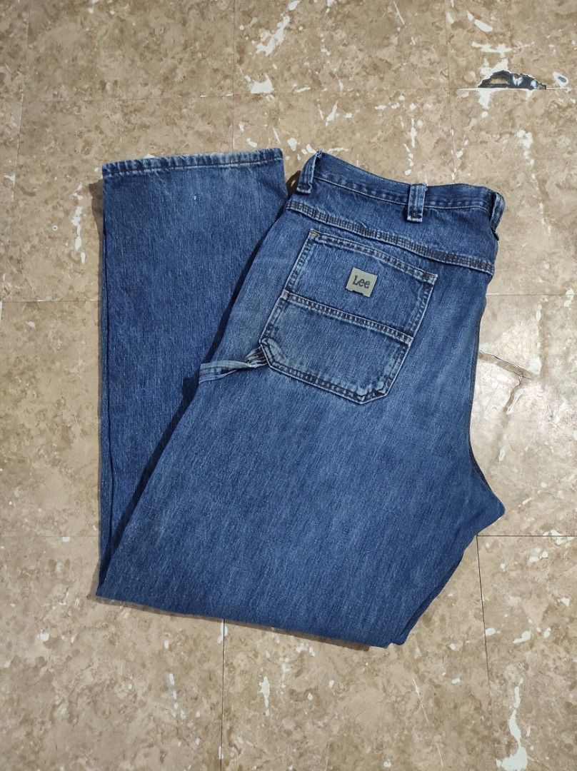 Lee Carpenter Loose Fit Jeans (Category: Jeans) located in Las Pinas. Submitted by jeusmanlangit (Listing ID 1426111036, Image 1). Description: -Authentic Lee loose fit jeans. -Features a classic five-pocket design with a straight leg. - The jeans are a medium wash blue. The size is 40x34. Made from 100% cotton. -The jeans have the Lee logo patch on the back pocket. DIMES: W: 40 L: 46 NO ISSUE 900 PESOS LANG DM📩.
