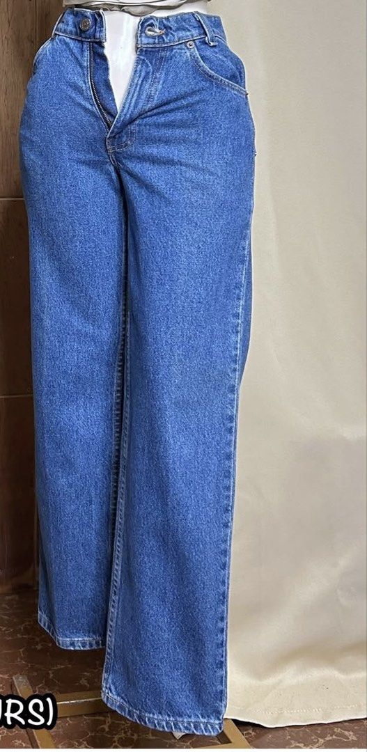 Levi's 550 Relaxed Fit Jeans (Category: Jeans) located in Cebu City. Submitted by mariashaira (Listing ID 1426005186, Image 2). Description: Waist: 24-25 Rise: 9 Length: 38".