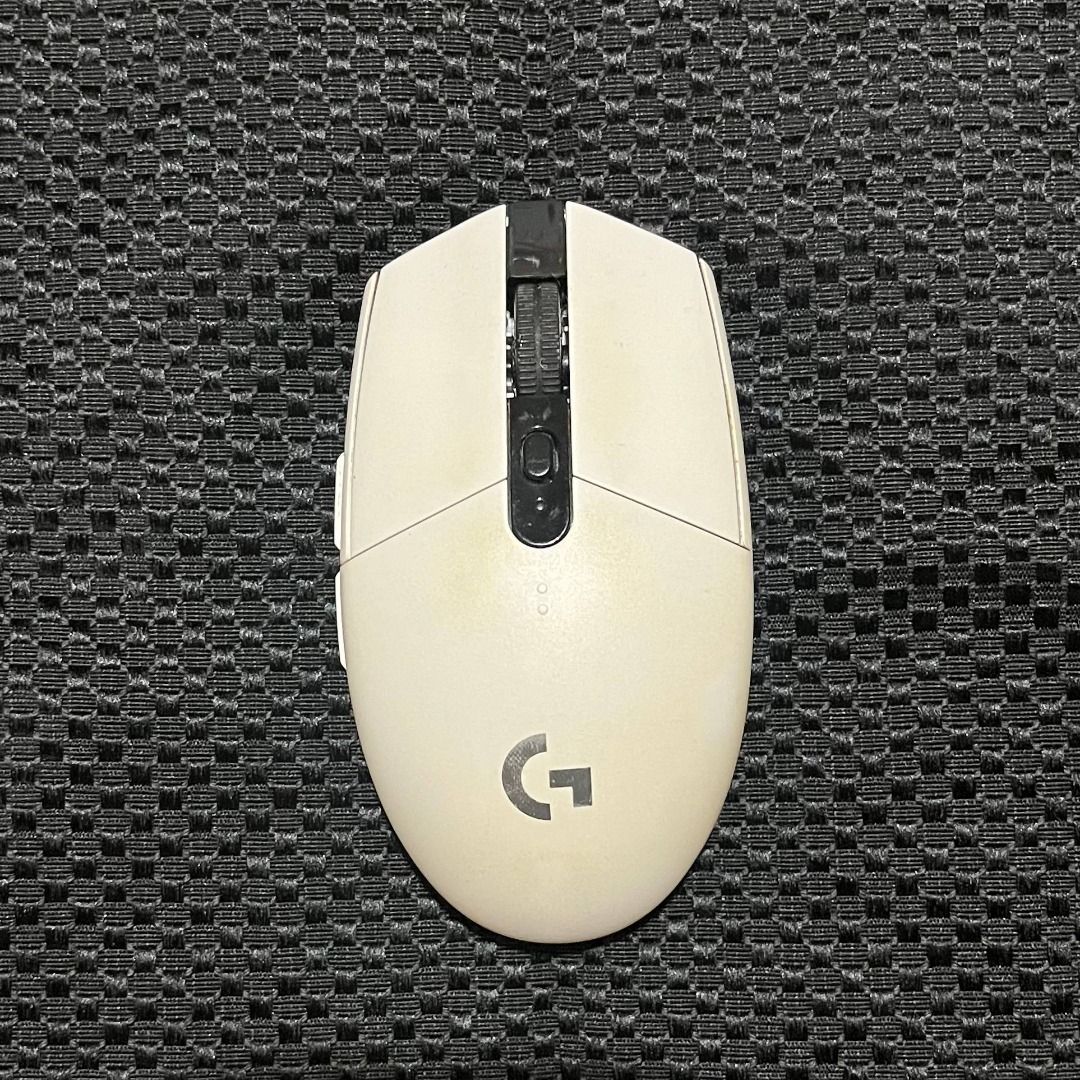 Logitech G304 Wireless Gaming Mouse - White Secondhand (Category: Mouse & Mousepads) located in Pateros City. Submitted by rina707 (Listing ID 1426111268, Image 2). Description: Secondhand Logitech G304 Lightspeed Wireless Gaming Mouse HERO Sensor 12000 DPI Lightweight 6 Programmable Buttons 250h Battery Life On-Board Memory PC / Mac (White) Model: 0304 With box! ISSUE: Slight yellow discoloration from use (see photos) RFS: Upgraded BOUGHT FOR: 1
