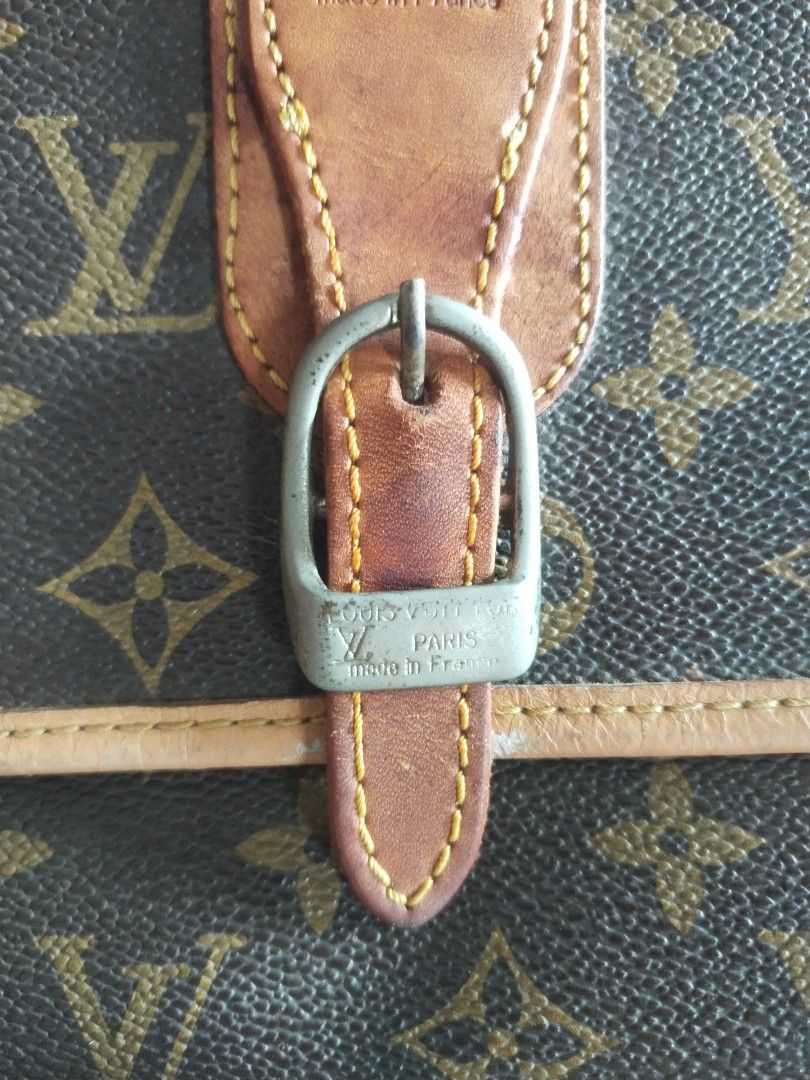 Louis Vuitton Clutch Bag (Category: Luxury Bags & Wallets) located in Valencia. Submitted by coolwolf_27a64f (Listing ID 1426062072, Image 3). Description: Japan Surplus Authentic Louis Vuitton clutch bag. Features the iconic monogram pattern. Includes a leather strap with a buckle closure. The interior has a leather lining and a zipper. Made in France. Issue Rubs over all good.