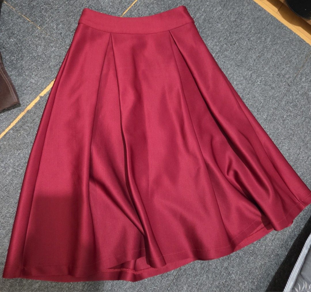 Maroon Pleated Midi Skirt (Category: Skirts) located in Antipolo. Submitted by droldee (Listing ID 1426136049, Image 1). Description: Thick Fabric color: Maroon Brand: Vaintage.