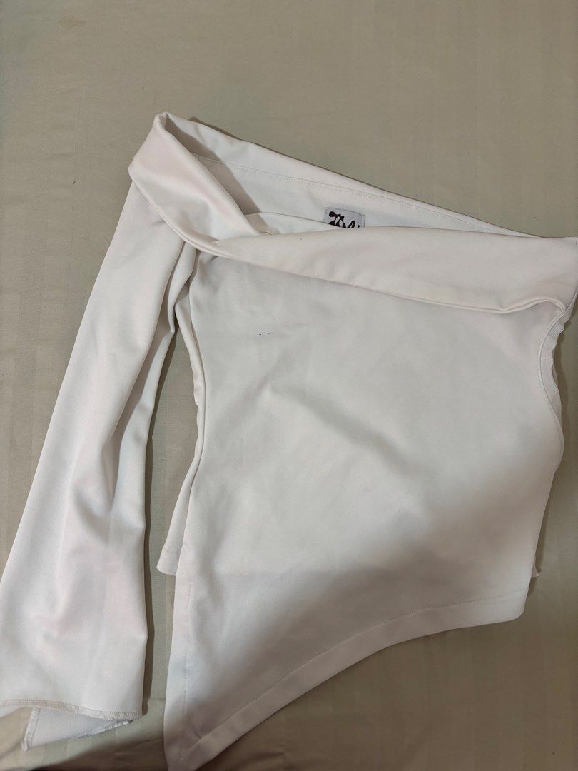 miu the label one sleeve top (Category: Longsleeves) located in Makati City. Submitted by prelovedbysands (Listing ID 1426147018, Image 1). Description: .